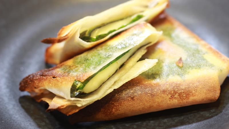 熱々トロトロ！６Pチーズと大葉と海苔の春巻き