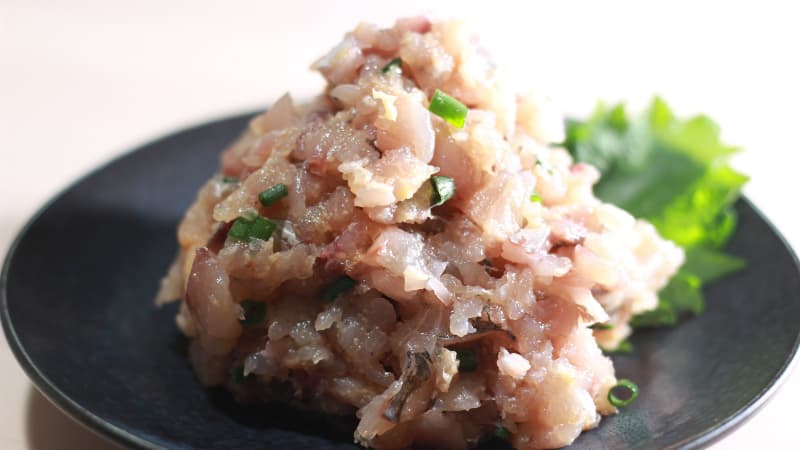 酒の肴や熱々ご飯に！アジのなめろう