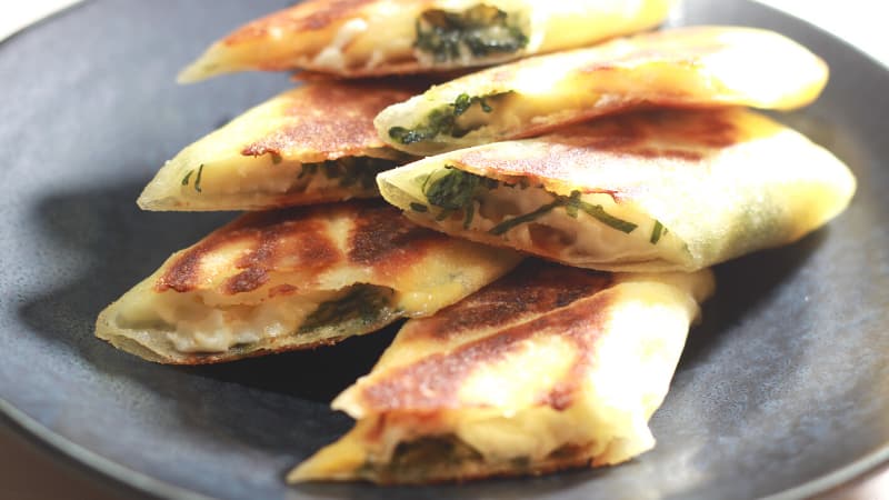 おつまみによく合う！さけるチーズと大葉の春巻き