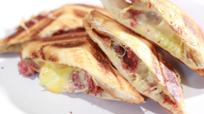 簡単！コンビーフとキャベツとチーズのホットサンド