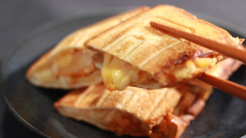 ピリ辛で美味しい！キムチとチーズのホットサンド