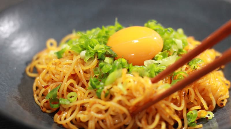 簡単で旨辛 食べるラー油の焼きそば卵黄のせ ズボラ飯レシピサイト ながらめしjp