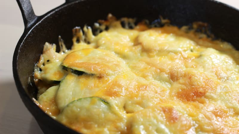 スキレットで熱々！ズッキーニのチーズ焼き